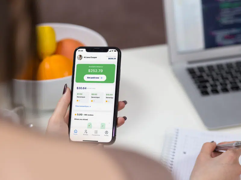 salon employee using digital tipping app
